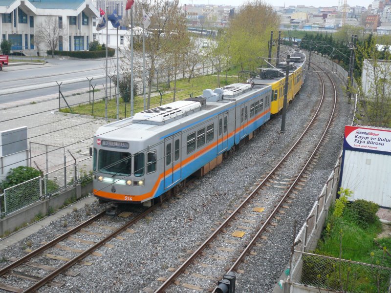 Eine Hafif Metro ( leichte Metro ) f�hrt auf dem Weg von