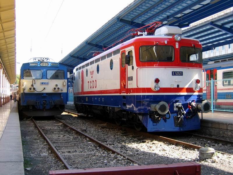 Istanbul, Sirkeci Bahnhof, eine E52 steht am Bahnsteig und wartet auf neue Aufgaben. Daneben die E43 konnte spter noch im Betrieb erlebt werden. (Oktober 2004)
