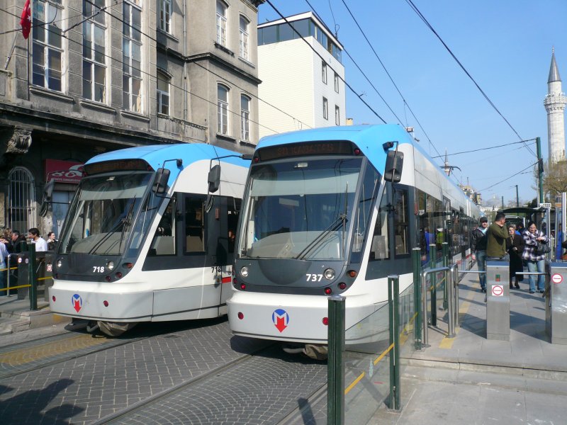 Zwei Stra�enbahnen begegnen sich am 11.4.2009 in Sultanahmet. 