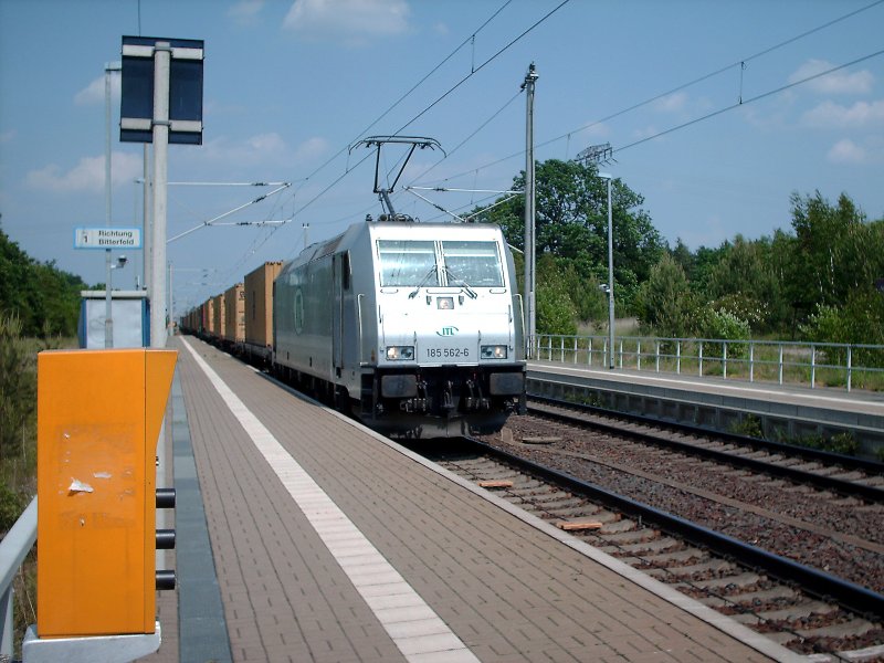 185 562-6 von ITL mit einem Container Gz in Richtung