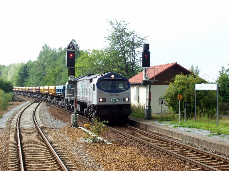 Einfahrt Neukirch-West ITL Blue Tiger 250 006-4 mit Sch�tzungsweise 30Ua