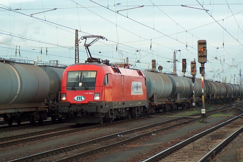 ITL 1116 236-9 mit Kesselwagen, bei der Einfahrt in Gro�korbetha