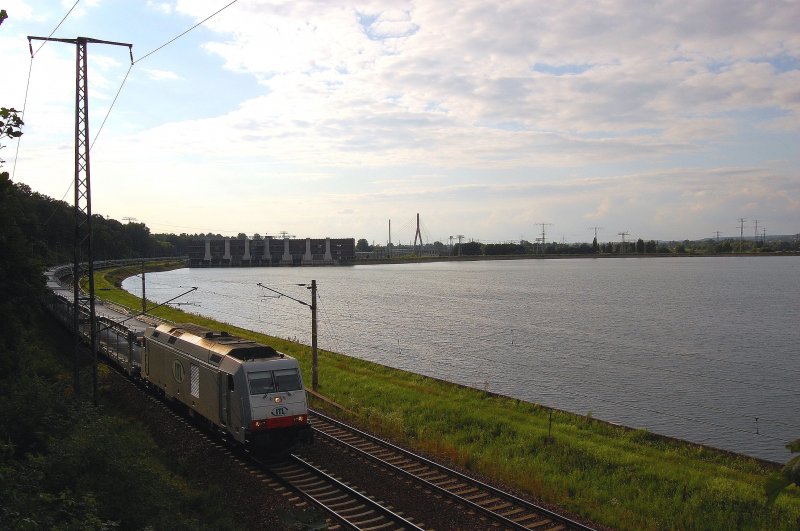 Am 09.07.2009 f�hrt 285 108 ??? am Stausee Niederwartha entlang