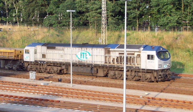 250007-2 with the ITL Seitenentladeschotterwagen from the Czech Republic at