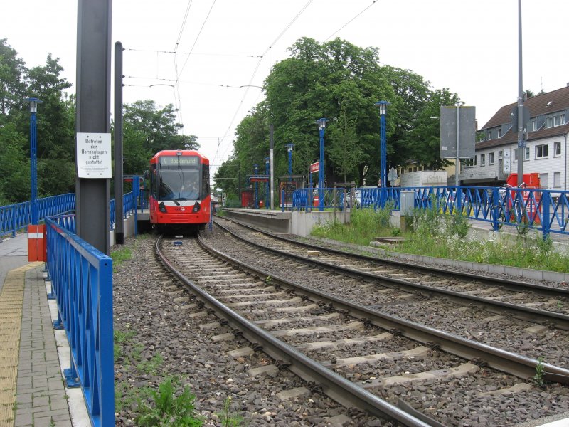 K 5000 unterwegs auf der Linie 4. Hier an der Haltestelle  Im Weidenbruch  in Kln-Hhenhaus.