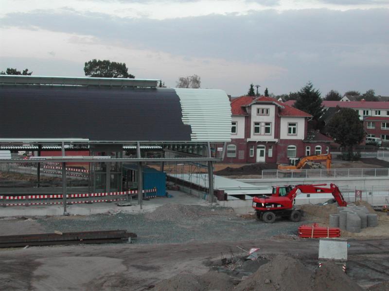 Kaltenkirchen:
08.08.2004 hier ist schon die neue Bahnhofshalle zu erkennen. Mehr