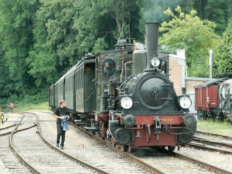 Mittagspause f�r den histor.Nebenbahnzug der Kandertalbahn am 12.07.09 in Kandern.Die