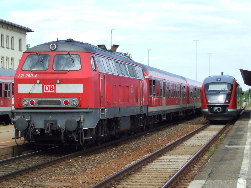 218 260 trifft einen Desiro (VT 642) im Bahnhof Kaufering