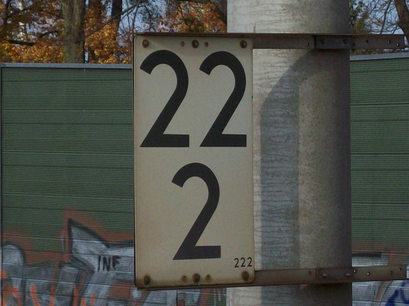 Zwei, zwei, zwei... zeigt diese Hektometertafel am Hp. Dallgow-D�beritz (Lehrter