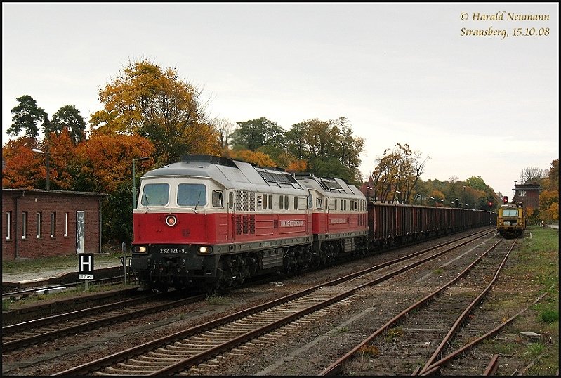 Die East-West-Railways-Loks 232 128 und 232 658 kommen hier mit