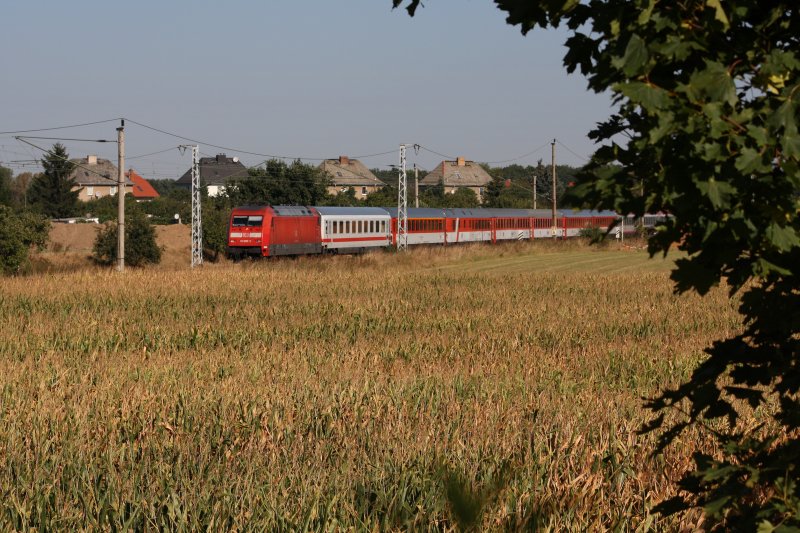101 092 zieht EC 173, Hamburg Altona-Wien S�dbahnhof, am Stadtrand