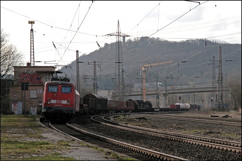 140 653 legt sich am Abend mit einem G�terzug Richtung