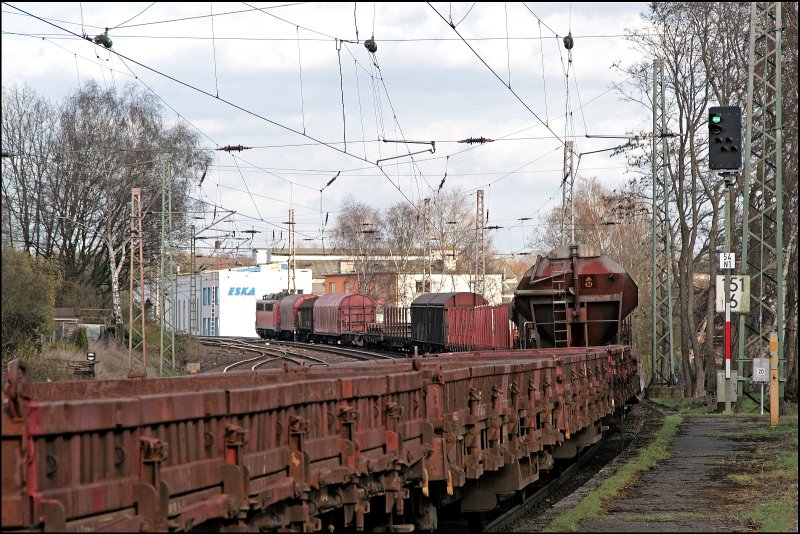 Nachschuss �ber den G�terwagen: 140 653 beschleunigt ihren G�terzug Richtung