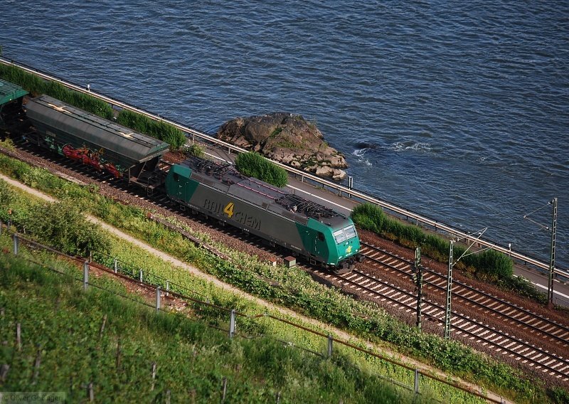 Hauptbahnromantik (Mittelrheintal). An der Costa Rhenania entlang f�hrt 185 55x-1