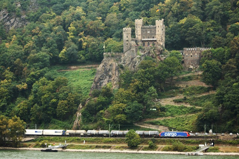 Eine 482 der SBB Cargo unterwegs mit einem kurzen gemischten