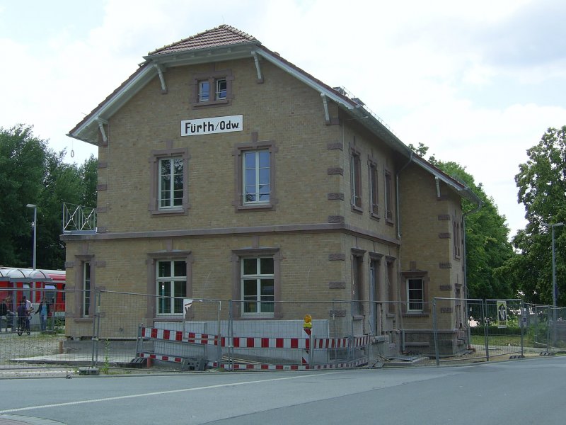 Der von dieser Seite sehr imposant wirkende Bahnhof F�rth im