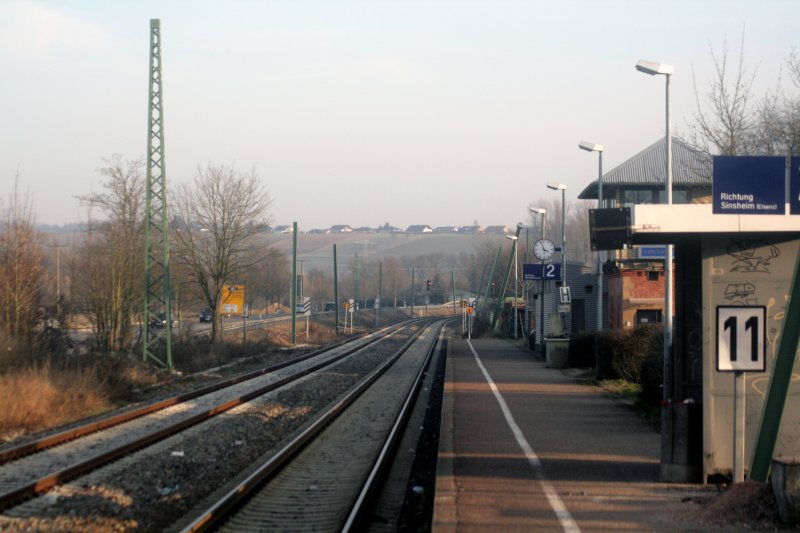 Masten f�r die Elektrifizierung am Bahnhof Mauer. Bild aufgenommen am