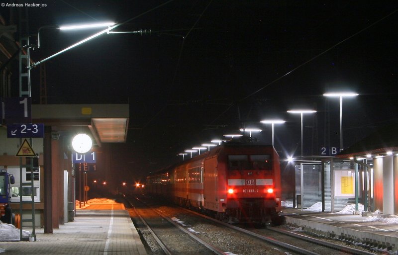 IC2371 (Hamburg Altona-Konstanz) mit Schublok 101 133-7 beim Halt in