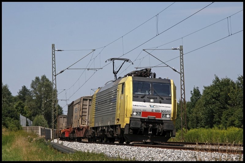 E189 905RT von RTC ist mit einem Kombizug nach Italien