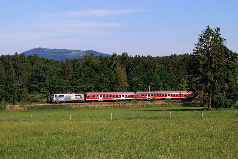 111 027 (850 Jahre M�nchen) mit RE 5411 vor Uffing