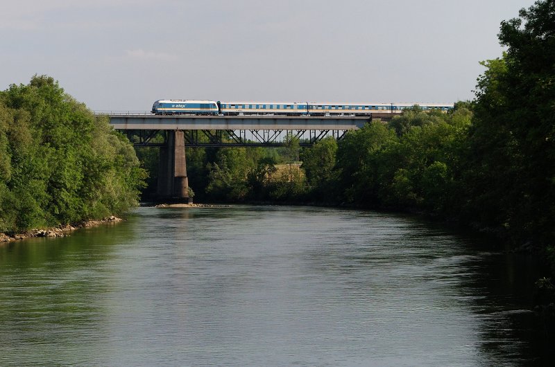 223 xxx (Arriva) mit Alx 86217 auf Lechbr�cke in Kaufering