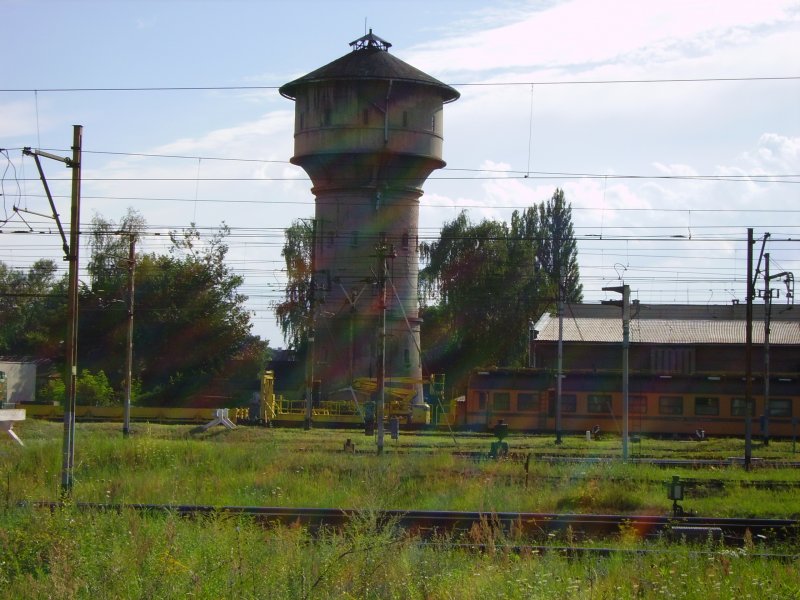 Der Wasserturm des Bahnhofs Kedzierzyn Kozle im Sommer 2005. 