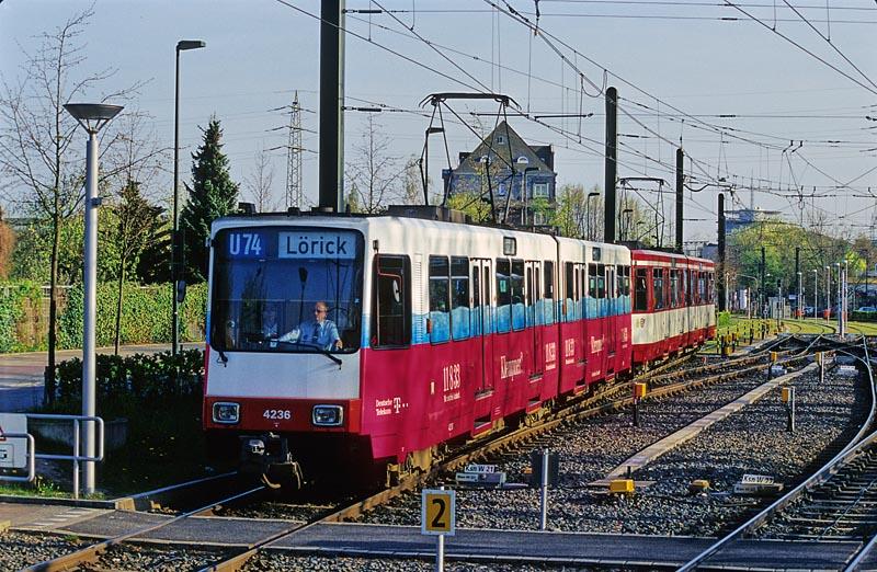 Kehranlage Kaiserslauterner Strae, 
der Telekom-Werbewagen 4236 fhrt in Richtung Lrick in Krze in den Tunnel.
