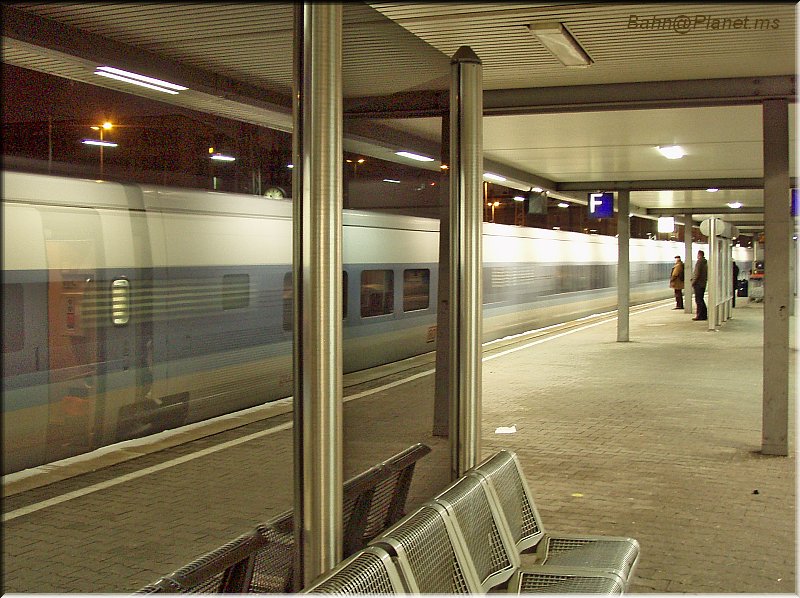 KEINE Fotomontage! 2 Talgo-Hotelzge in Mnchen Hbf am 12.12.08, 22:40 Uhr: der linke (nach Berlin) fhrt gerade ab, whrend der rechte (nach Hamburg) sich in der Trennwand spiegelt (die offene Tr ist also vom stehenden Zug;-).
