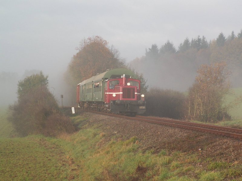 Kf 11 098 der Ostertalbahn am 25.10.08 im nebligen Ostertal mit den Fahrgsten des  Club der DR Ehrenlokfhrer 