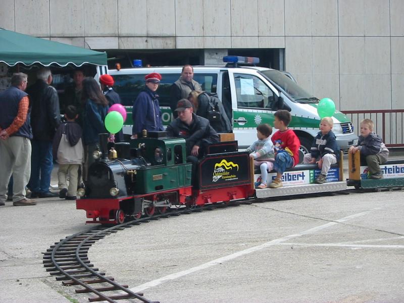 Kleine Attraktion auf dem Bahnhofsfest in Heidelberg Hbf, hier konnten die kleinen eine Fahrt mit einer kleinen Dampflok machen.