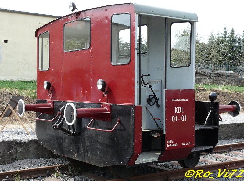 Kleinstdiesellok ( Kdl 01-01). Bj. 1953. Von 1953 bis 1978 bei der DB im Eisatz. Am 20.08.1978 erfolgte im Bw Mayen die Ausmusterung. Bis zum Verkauf im Jahre 1986 im Aw Bremen abgestellt. Bahnhofsfest Ulmen, 27.04.2008.