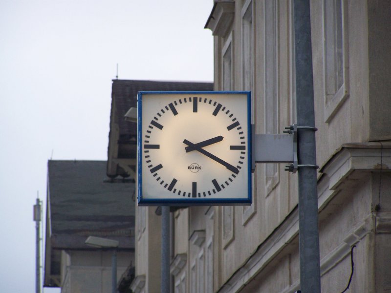 14:20 im Bahnhof Klingenthal. Die Vogtlandbahn nach Zwickau ist soeben