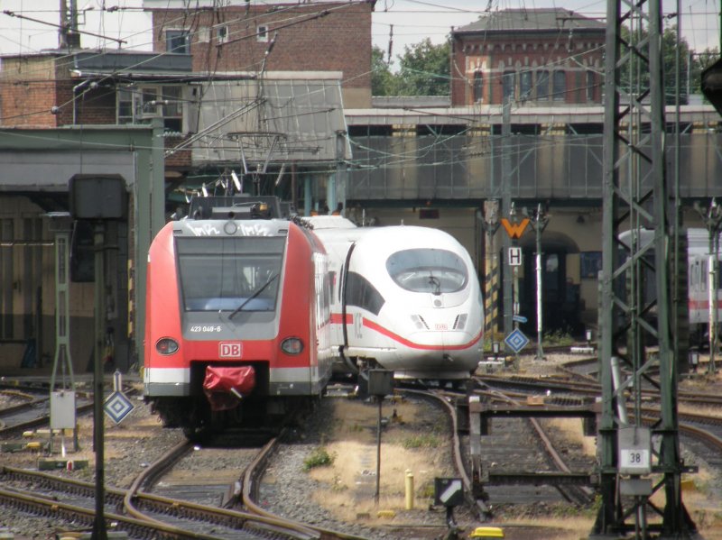 Ein ET 423 steht mit einem ICE 3 im Bw