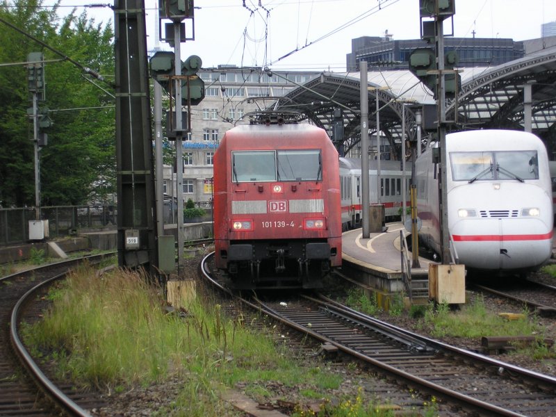 Eine schmutzige 101 139-4 mit IC in K�ln Hbf am
