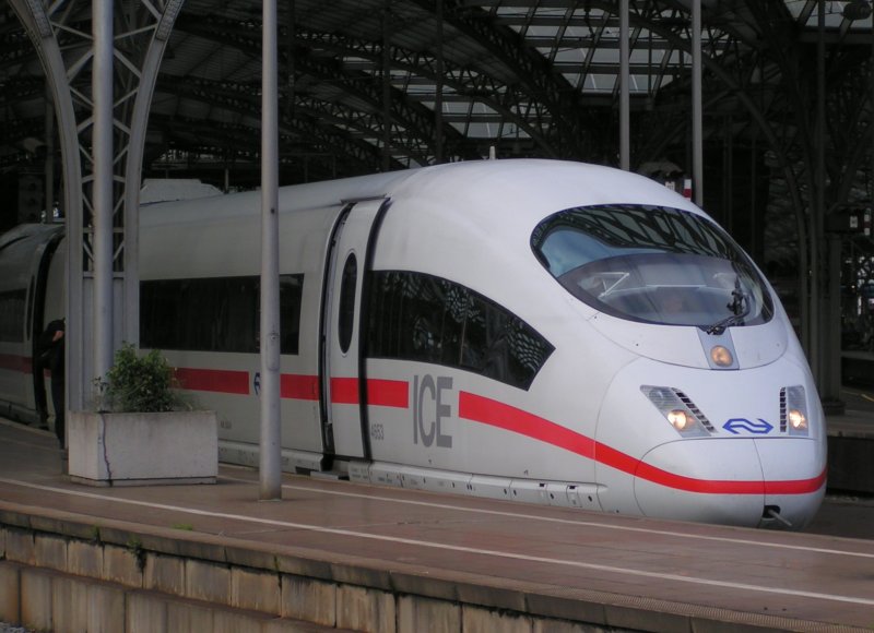 ICE 3 Triebkopf der niederl�ndischen Eisenbahn als F�hrungszug einer Doppeleinheit