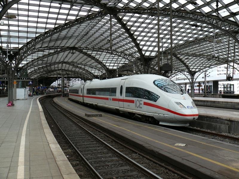 Dieser Mehrsystem ICE3 geh�rt der niederl�ndischen Bahn. Zug 4654 =