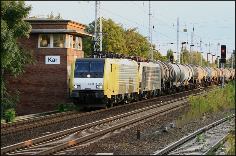 Kombiverkehr ES 64 F4-205 (91 80 6189 205-8 D-DISPO) und kalt CTL ES 64 F4-011 mit einem Kesselzug Richtung Bernau (Berlin Karow, 13.08.2009)