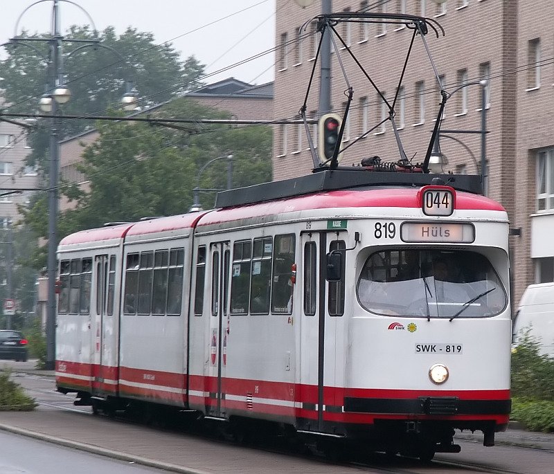 Car number 819 goes to the stop "Hauptbahnhof Krefeld" field.