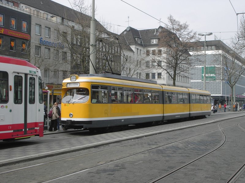 Ein DUEWAG-Einrichtungs-GT8 der Stadtwerke Krefeld an der Haltestelle Rheinstra�e als