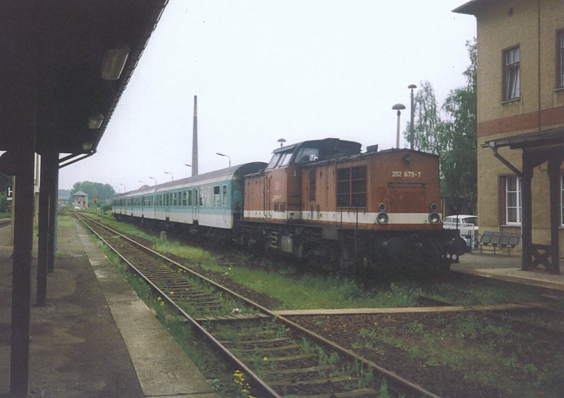 Kurz befor die Lok nach Chemnitz abgegeben wurde erreicht die damals noch zum Betreibshof Leipzig Hbf/Sd gehhrende 202 679-7 mit RB5275 Leipzig Hbf-Dbeln den Bahnhof Grobothen. Hier im Mai 1999. Zu diesem Zeitpunkt fuhren auffllig viele 202'er auf der KBS506.