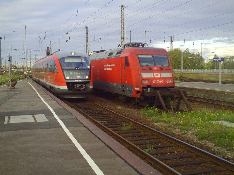 Kurz bevor  die RB26591 von Meien in Form von 642 130-9/630-8 in den Leipziger Hbf einfuhr, begab sich 101 036-2 zur Ruhe. Sie brachte zuvor den IC2036 aus Oldenburg. Hier am 04.10.2008.