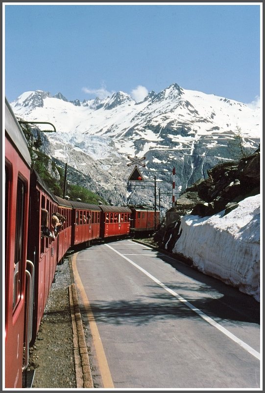 Kurz vor Gletsch wird die Passstrasse berquert und es ffnet sich der Blick Richtung Rhonegletscher. Wie schnell die Gletscher schwinden sieht man anhand dieses Bildes, ist doch die Gletscherzunge von diesem Standpunkt aus nicht mehr zu sehen. Rechts des Gletschers erkennt man die Furkapassstrasse. (Archiv 06/77)