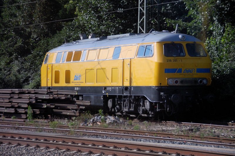Kurz vor Rosenheim sonnte sich 218 391-1 der  Deutschen Bahn Gleisbau  in der Abendsonne. Neben sich das Material fr die kommenden Tage. (August 2008)
