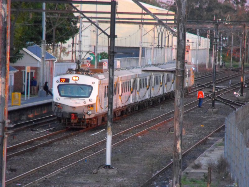 Kurz vor Sonnenuntergang wartet der abendliche  Premium Express , im Volksmund  Business-Train  genannt, in der Station Firgrove (Strecke: Strand - Somerset West - Erste Rivier - Bellville - Cape Town) auf den Gegenzug, um die Rckfahrt ins geschtzte Depot anzutreten. 12.10.2009