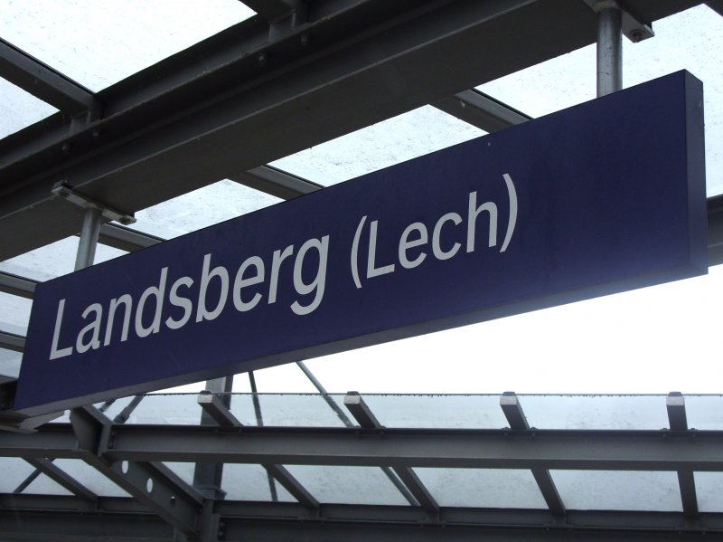 Das Bahnhofsschild von Landsberg am Lech am 23.06.2009. 
