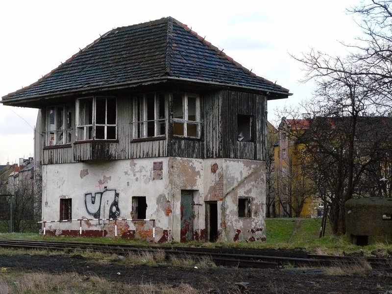 Nastawnia na stacji Legnica. Znajduje się ona niedaleko mostu nad