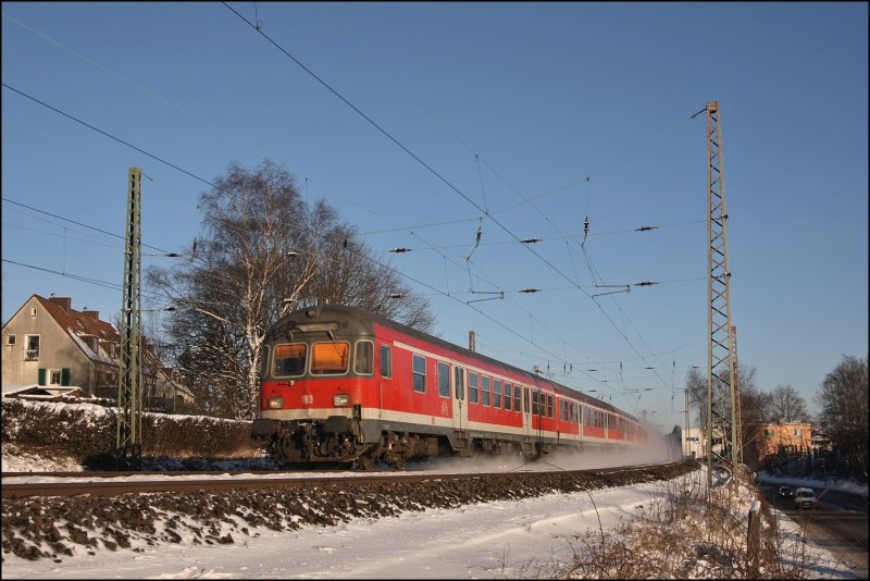 Leider sind solche (Schnee)-Bilder wieder geschichte... Steuerwagen vorraus ist RE13  Maas-Wupper-Express  nach Venlo unterwegs und wirbelt bei Westhofen ordentlich Schnee auf. 
