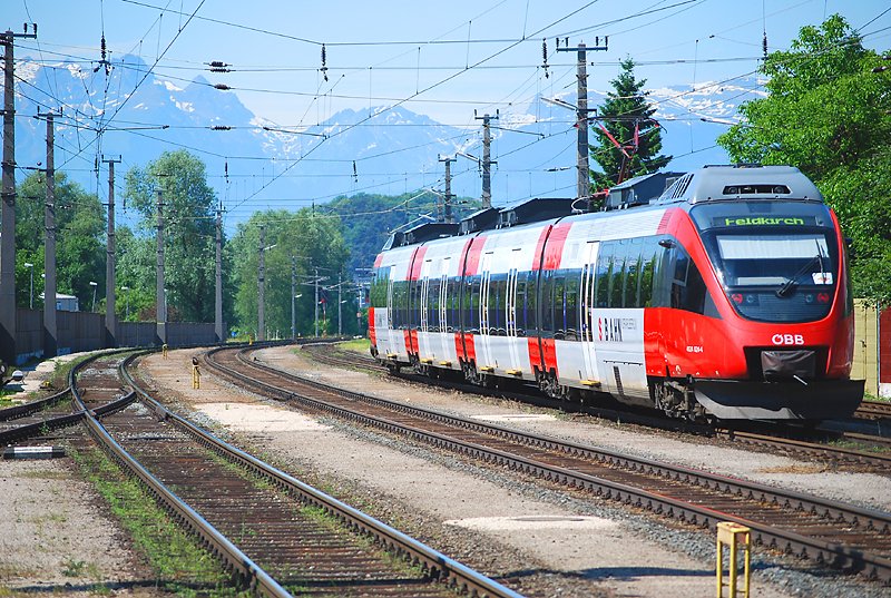 Leider ist die Strecke Bludenz/Feldkirch-Bregenz auch schon fast nur mehr mit Talentgarnituren ausgestattet.... Hier fhrt eben ein solcher Regionalzug aus Hohenems vor einer prachtvollen Bergkulisse aus. (30.5.2009)