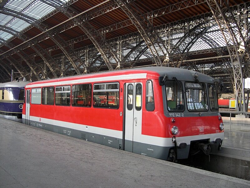 Leipzig 2006 - Am Ausstellungsgleis im Leipziger Hbf findet sich am 22.01.2006 der 772 342-2, die wahrscheinlich einzigste Ferkeltaxe die jemals den verkehrsroten Anstrich von DB regio erhalten hat.