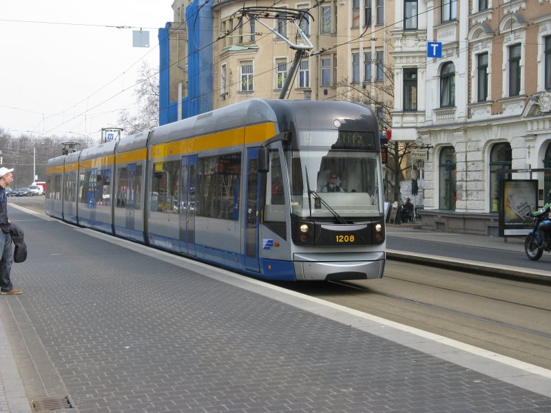 Am 06.03.09 h�lt ein NGT12(Flexity Classic XXL) an der Angerbr�cke